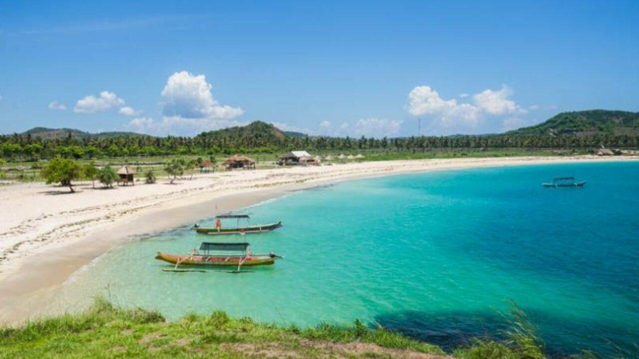 Pantai Tanjung Aan di sekitar lokasi Sirkuit Mandalika